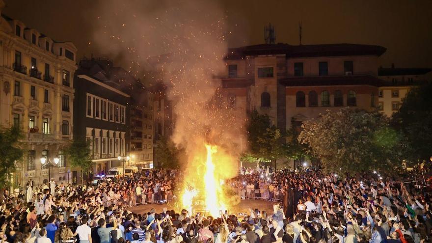 Asturias se enciende por San Juan: guía de las principales hogueras que habrá en la región, con danza prima, fuegos artificiales y orquestas