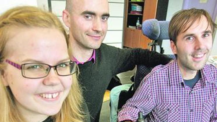 Lotta Lundell y Martyn Sibley, con su asistente, Filipe Roldão, en el centro.