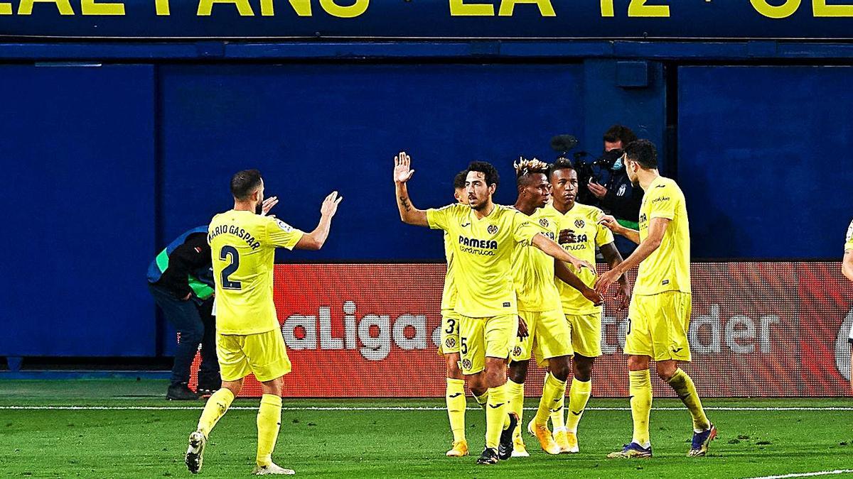 Parejo celebra junto a sus compañeros el gol de Gerard, de penalti.  | E. PRESS/AFP7