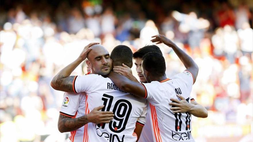 El Valencia homenajea a Voro en el paseo ante el Osasuna