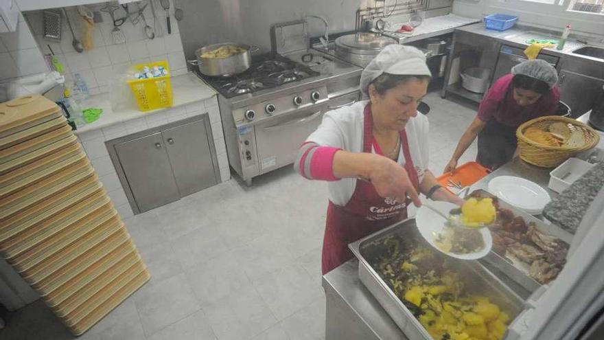 Dos cocineras del comedor social de Cáritas en Vilagarcía. // Iñaki Abella