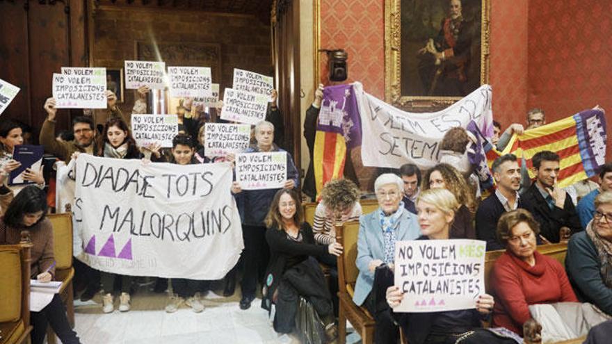 Protesta anticatalanista en el Consell contra la Diada de Mallorca el 31 de diciembre