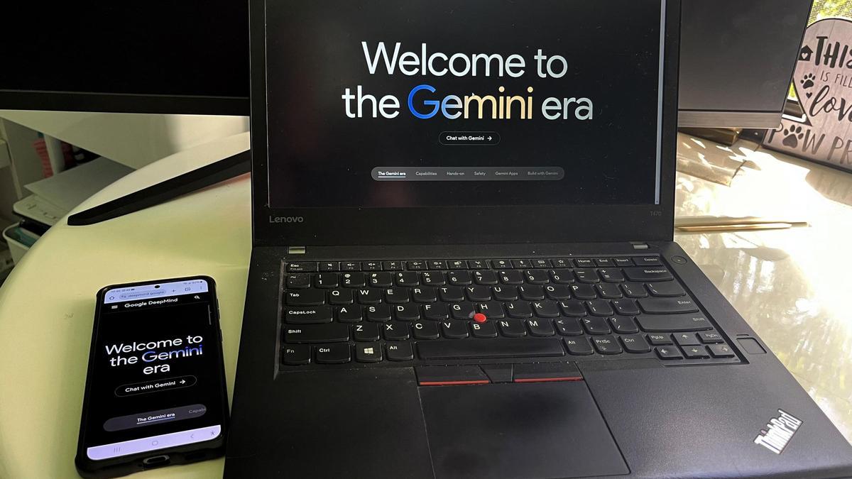 Un ordenador y un móvil conectados a Inteligencia Artificial.