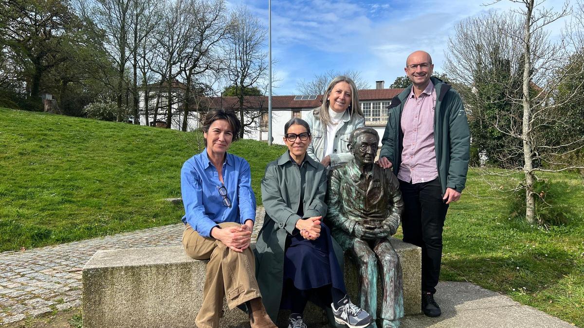 Rosón, Muíños, Castro e Álvarez junto a la escultura de Díaz Pardo en la Alameda