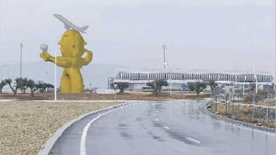 El aeropuerto de Castelló con una recreación de la escultura de Ripollés.