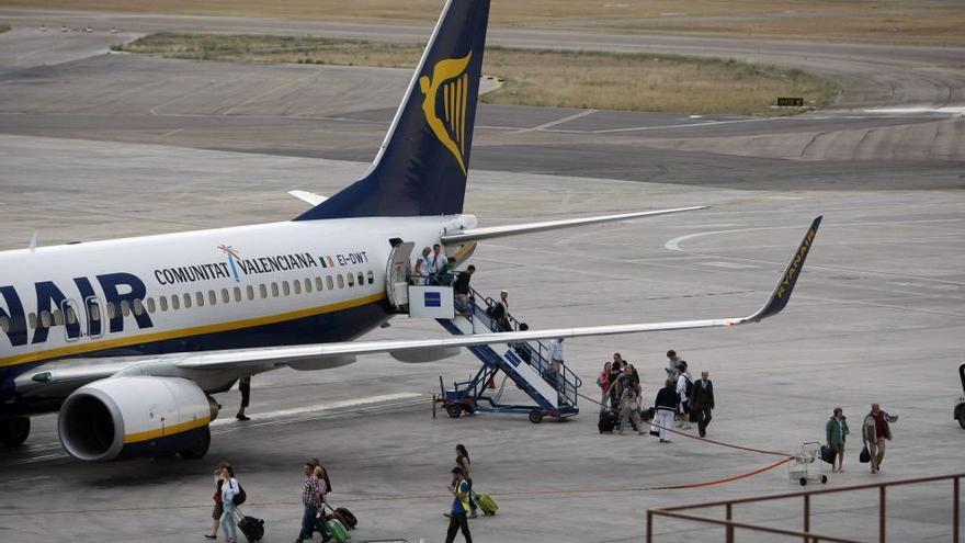 Vuelo de Ryanair en las pistas de Valencia.