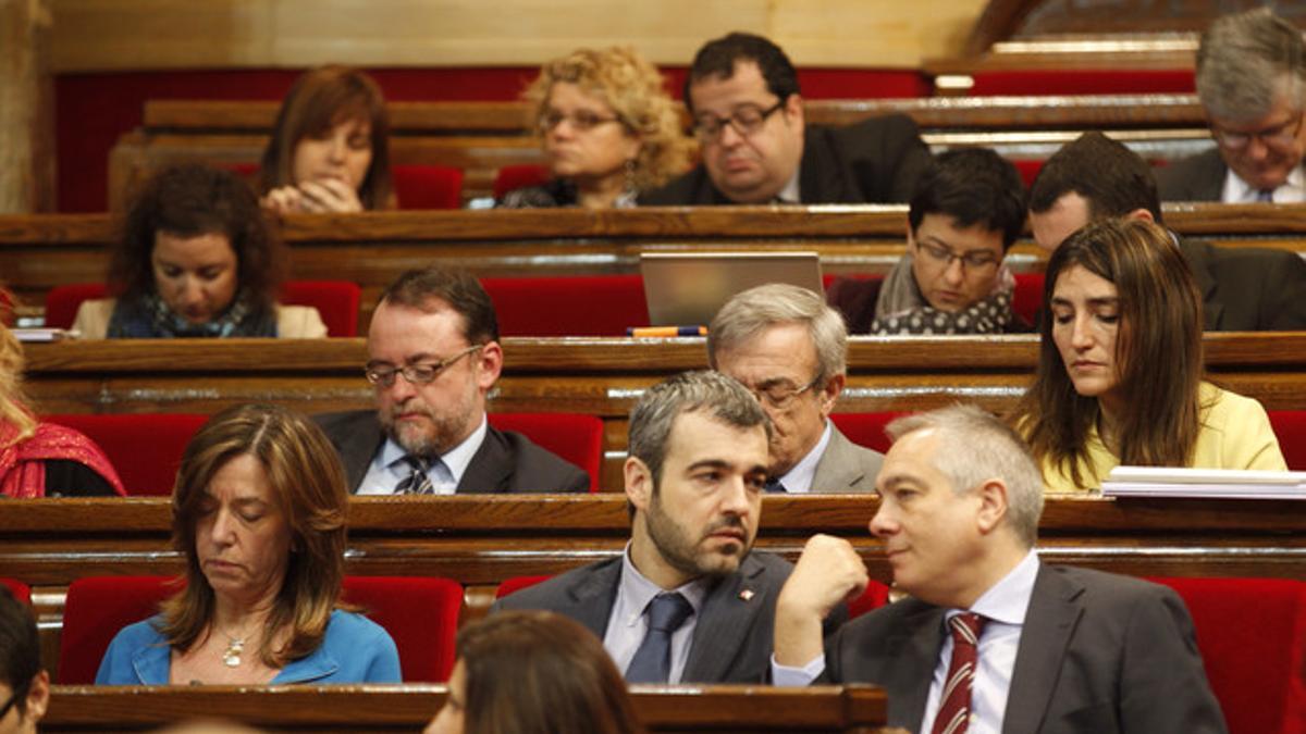 La bancada socialista en el Parlament, con los díscolos Núria Ventura, Marina Geli y Joan Ignasi Elena (de izquierda a derecha) en la última fila.