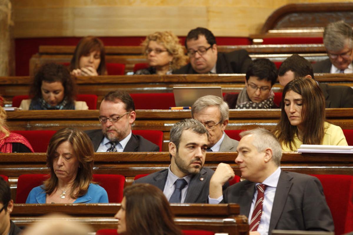 La bancada socialista al Parlament, amb els díscols Núria Ventura, Marina Geli i Joan Ignasi Elena (d’esquerra a dreta) a l’última fila.