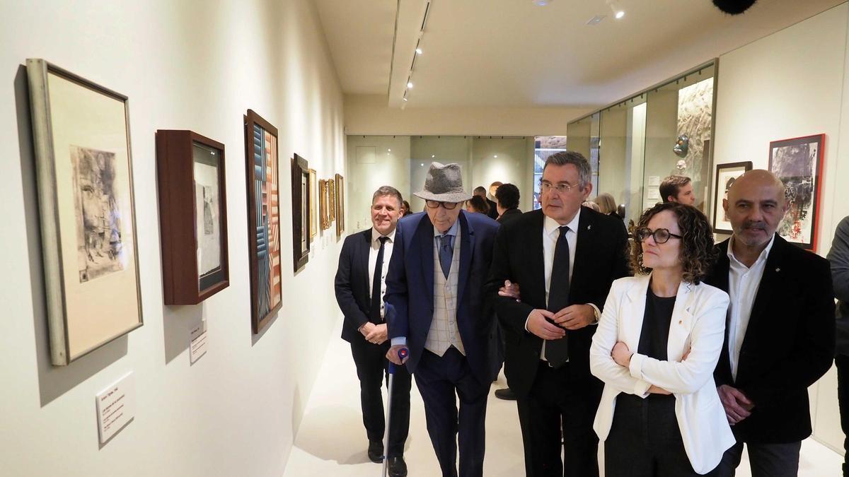 Gimferrer, visitant les obres amb Noguer i Hernàndez Almodóvar.