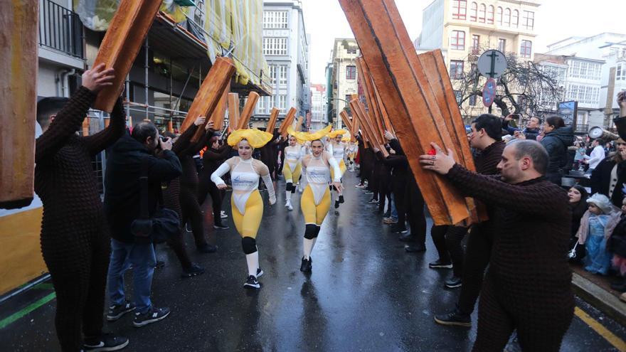 Desfile de Carnaval en A Coruña: baile de Entroido entre patatas y churros