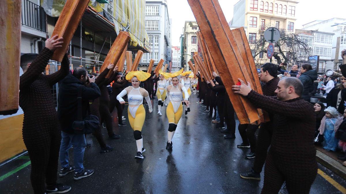 Desfile de Carnaval en A Coruña: baile de Entroido entre patatas y churros