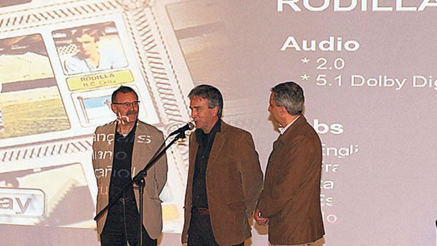 Rodilla, en el centro, durante la presentación ayer del corto en el Auditorio Municipal. // Jesús de Arcos