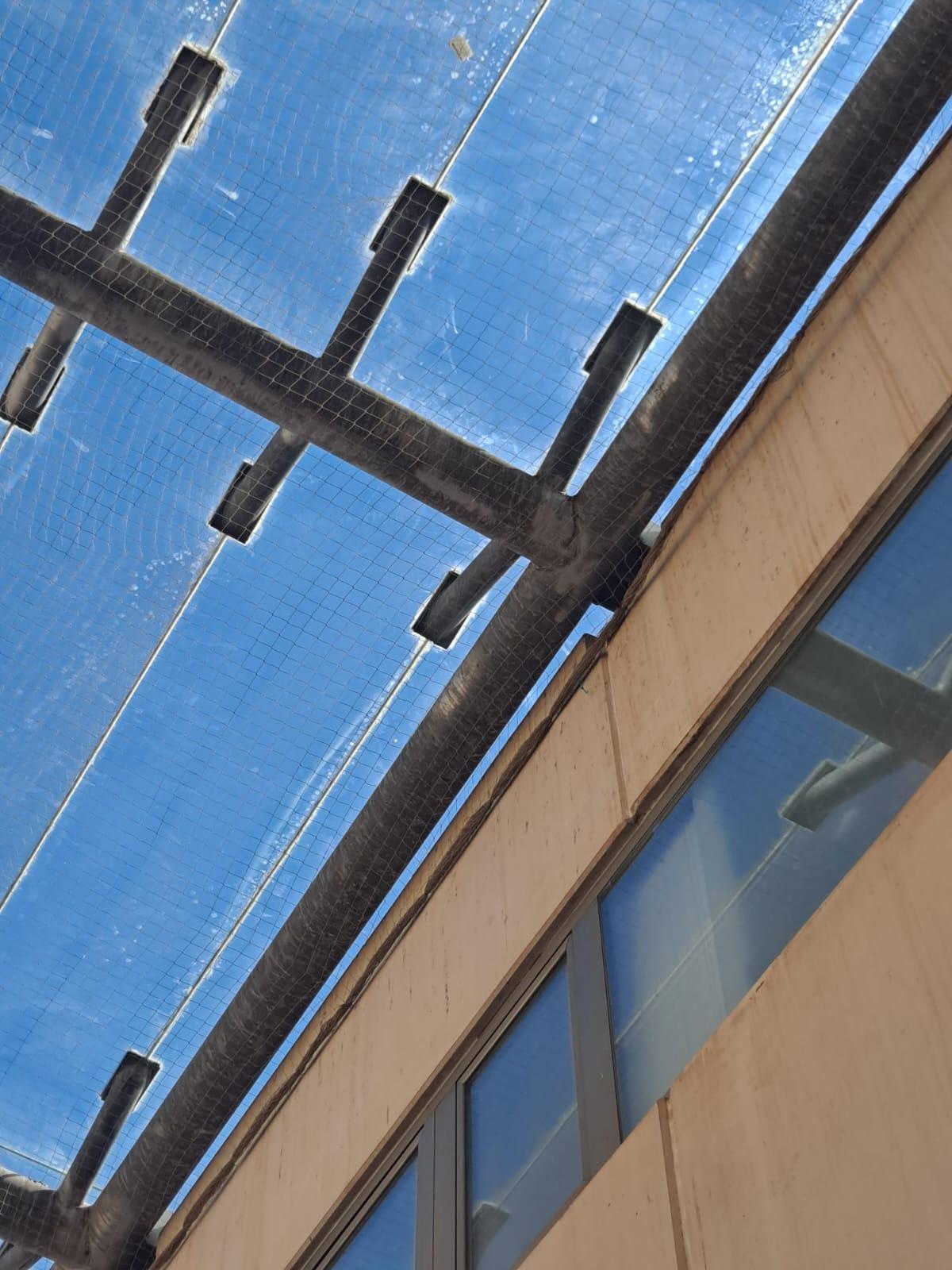 Una red ya cubre la estructura exterior del centro de salud.