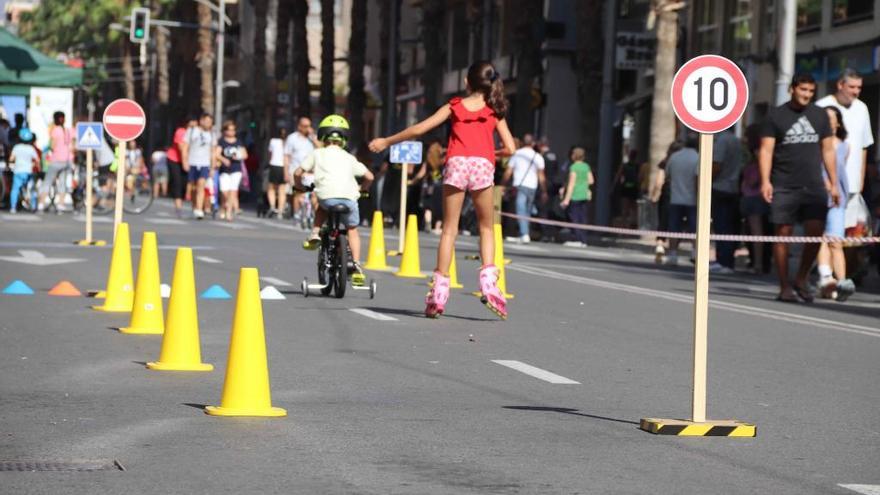 Peatones, ciclistas y patinadores toman Ancha de Castelar