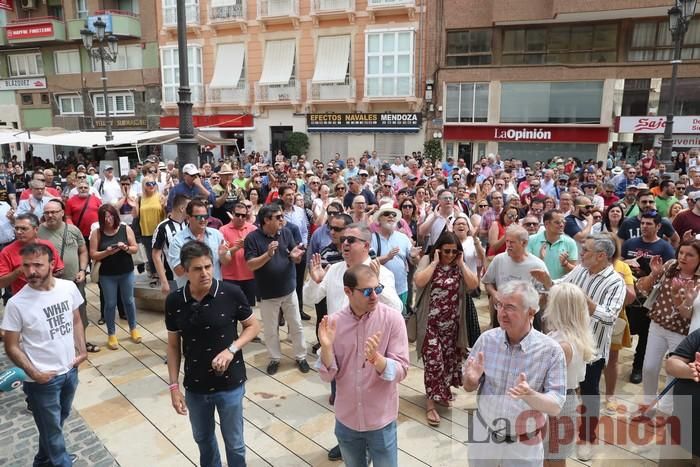 Cientos de personas protestan frente al Ayuntamiento de Cartagena por el pacto entre PP, PSOE y Cs