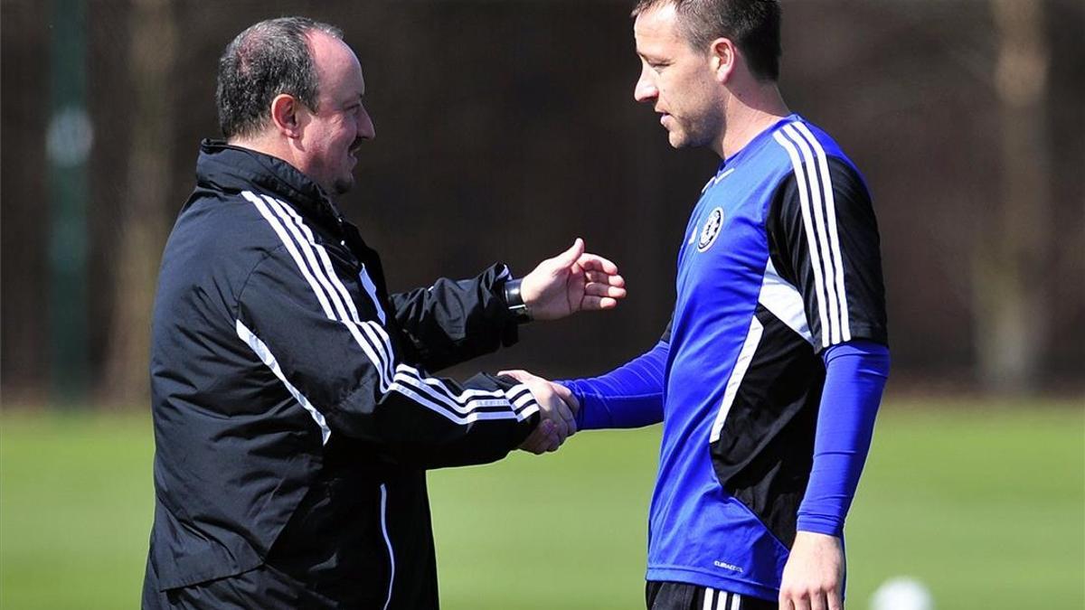 Rafa Benítez y John Terry se saludan durante un entrenamiento del Chelsea