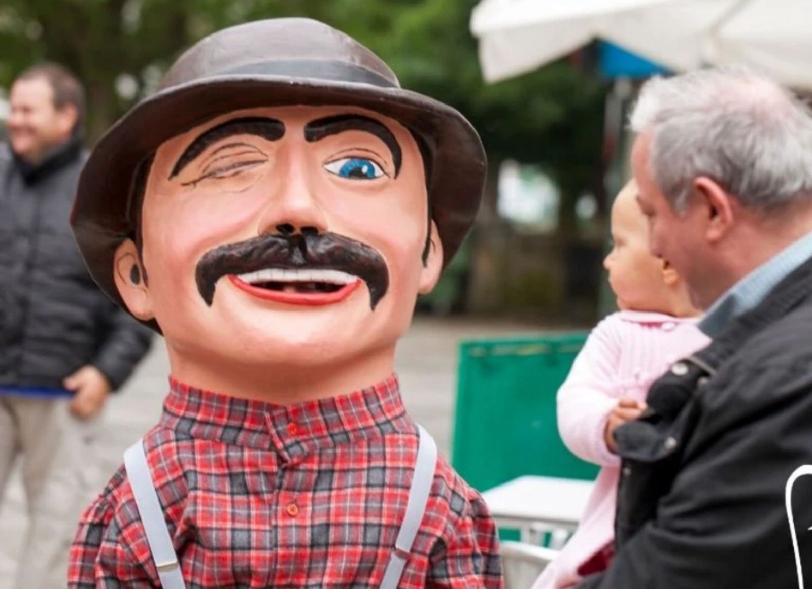 Un cabezudo nunha edición pasada da Pascua de Padrón.