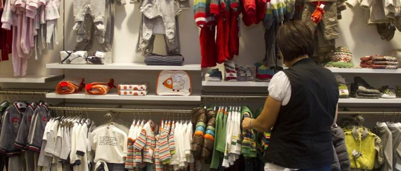 Una mujer en una tienda de ropa de Vigo. |   // ADRIÁN IRAGO