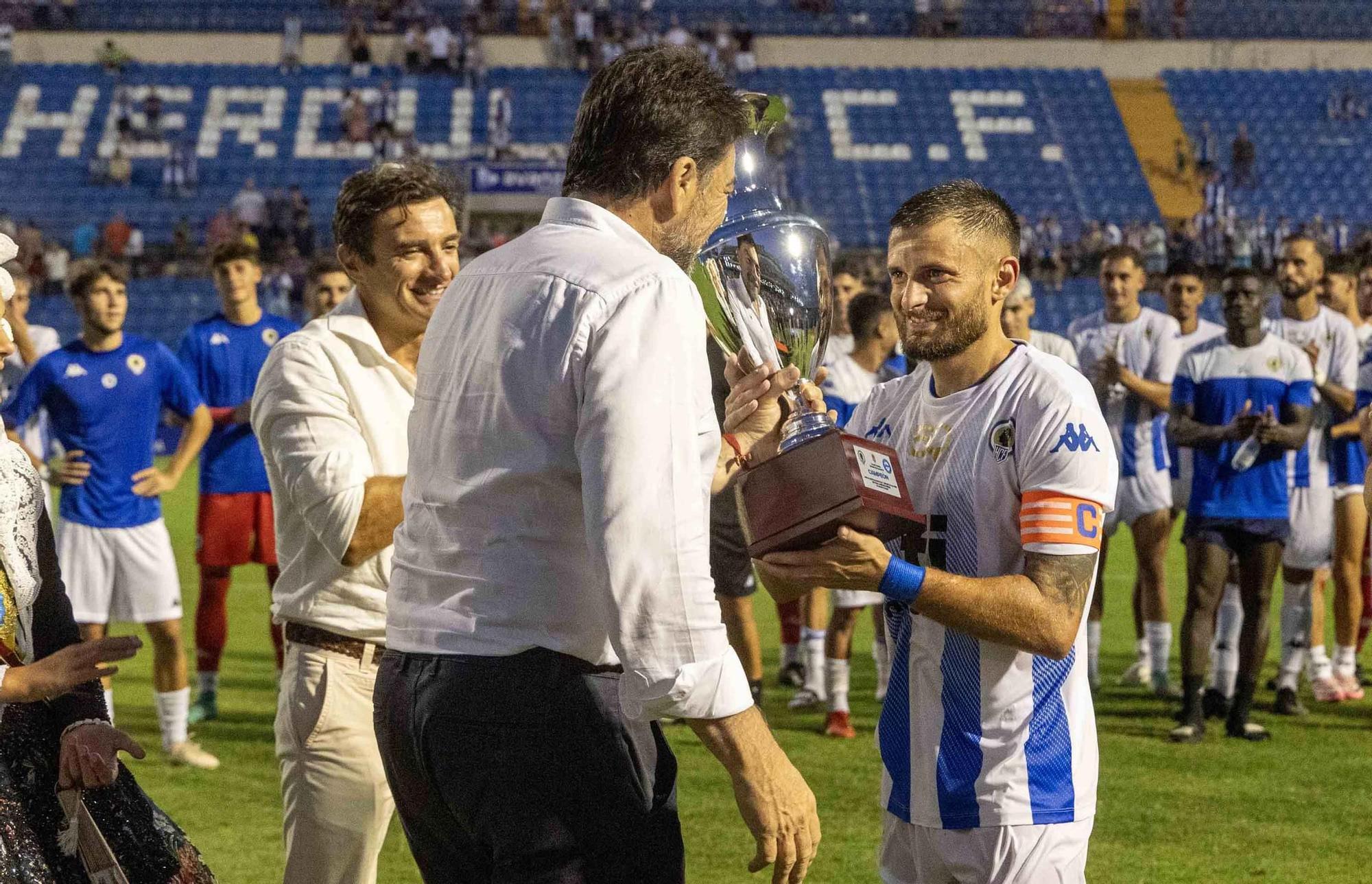 El Hércules celebra el 50 aniversario del Rico Pérez ganando el Trofeo Ciudad de Alicante ante el Alavés