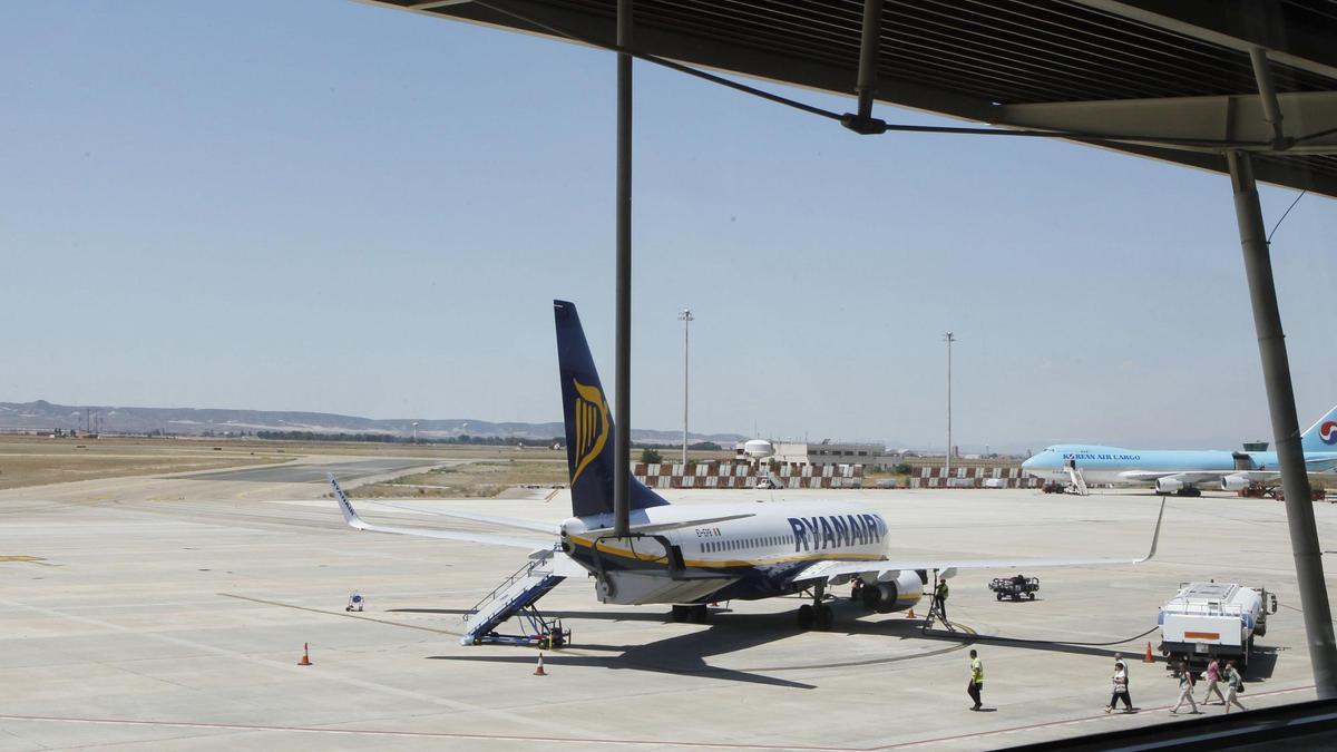 Avión de Ryanair en el aeropuerto de Zaragoza.