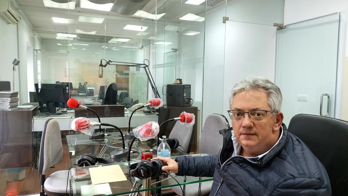 Antonio Garrote en los estudios de Radio Monesterio desde donde se emitió el discurso institucional