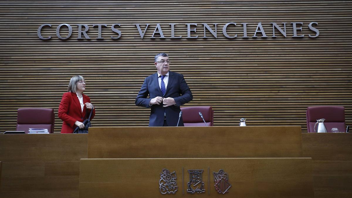 Morera y Salvador presiden el último pleno de las Corts, este miércoles.