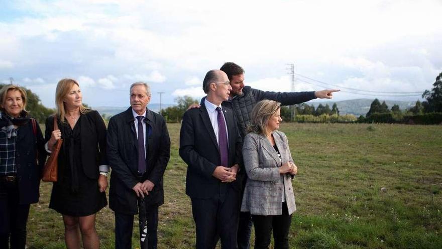 El alcalde de A Estrada señala mientras conversa con el conselleiro de Sanidade en una reciente visita a los terrenos en los que se construirá el nuevo centro de salud, en A Baiuca. // Bernabé/Ana Agra