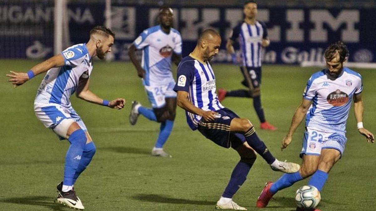 Una acción del Ponferradina-Lugo disputado ayer.