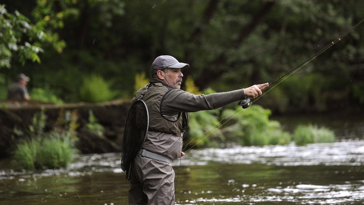 Uno de los pescadores del concurso en el coto de Couso