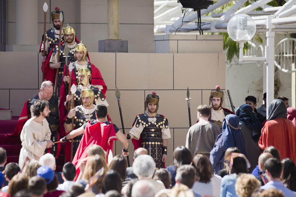 Vecinos y visitantes de Benetússer asisten a la representación del Calvario de Jesucristo.