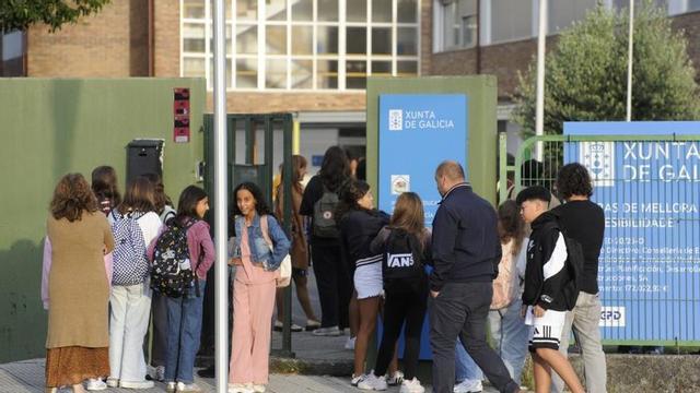 Alumnado ante las puertas del IES García Barros. | BERNABÉ/JAVIER LALÍN
