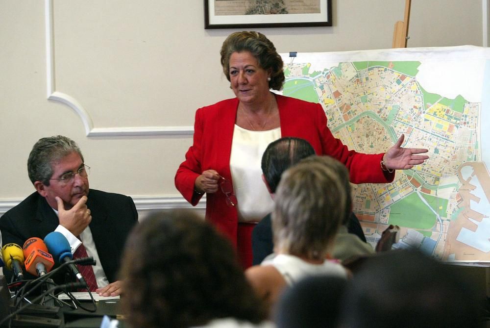 Rita Barberá, en la firma de un convenio entre el Ayuntamiento y la compañía CLH en 2005.