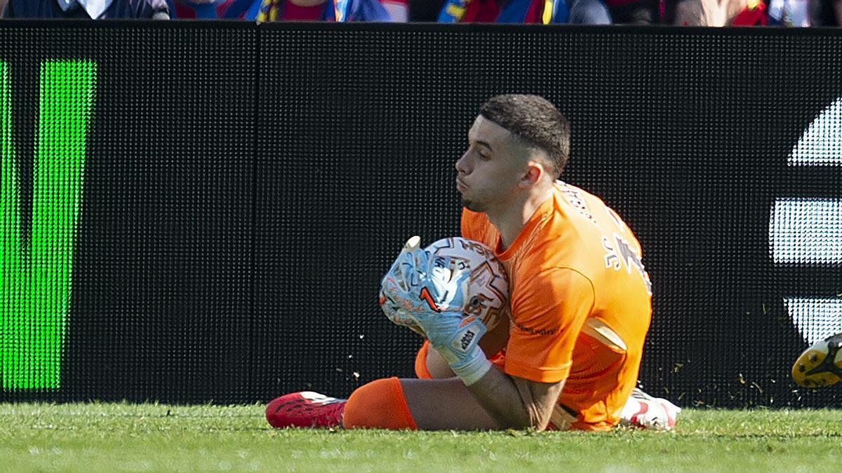 Joan García detiene un balón durante el partido contra el Rayo Vallecano
