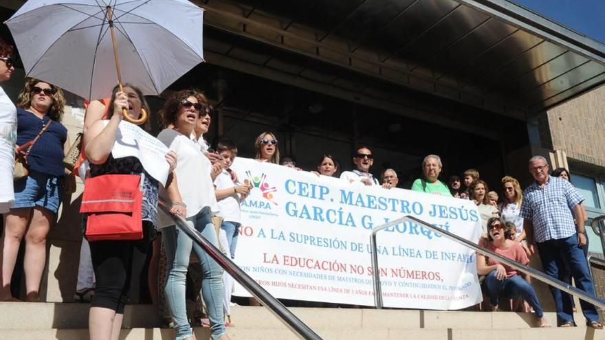 Protesta ante Educación para pedir aulas de Infantil en Bullas y Lorquí