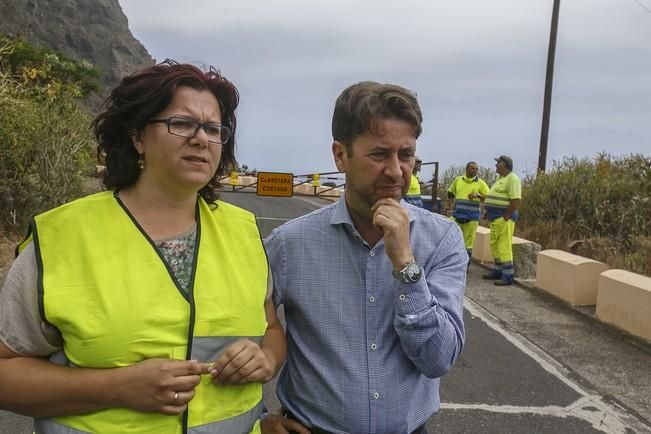 13/07/2016 Visita del presidente del Cabildo de Tenerife Carlos Alonso  junto a Técnicos para ver in situ el estado del derrumbe del talúd de la carretera que lleva a la Punta de Teno.José Luis González