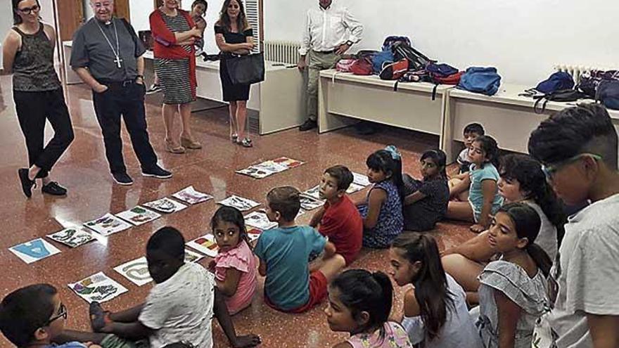 SebastiÃ  Taltavull, esta semana durante su visita a los niÃ±os y niÃ±as de las colonias.