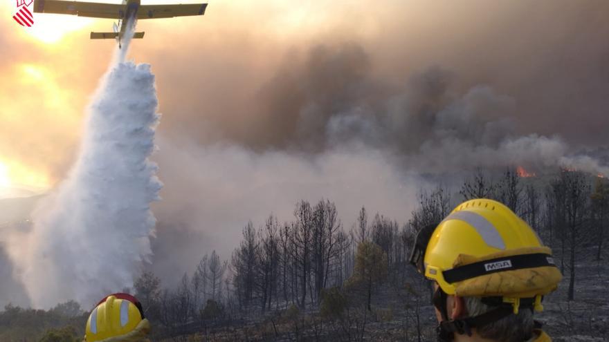 Los bomberos logran frenar el avance del incendio de Calles