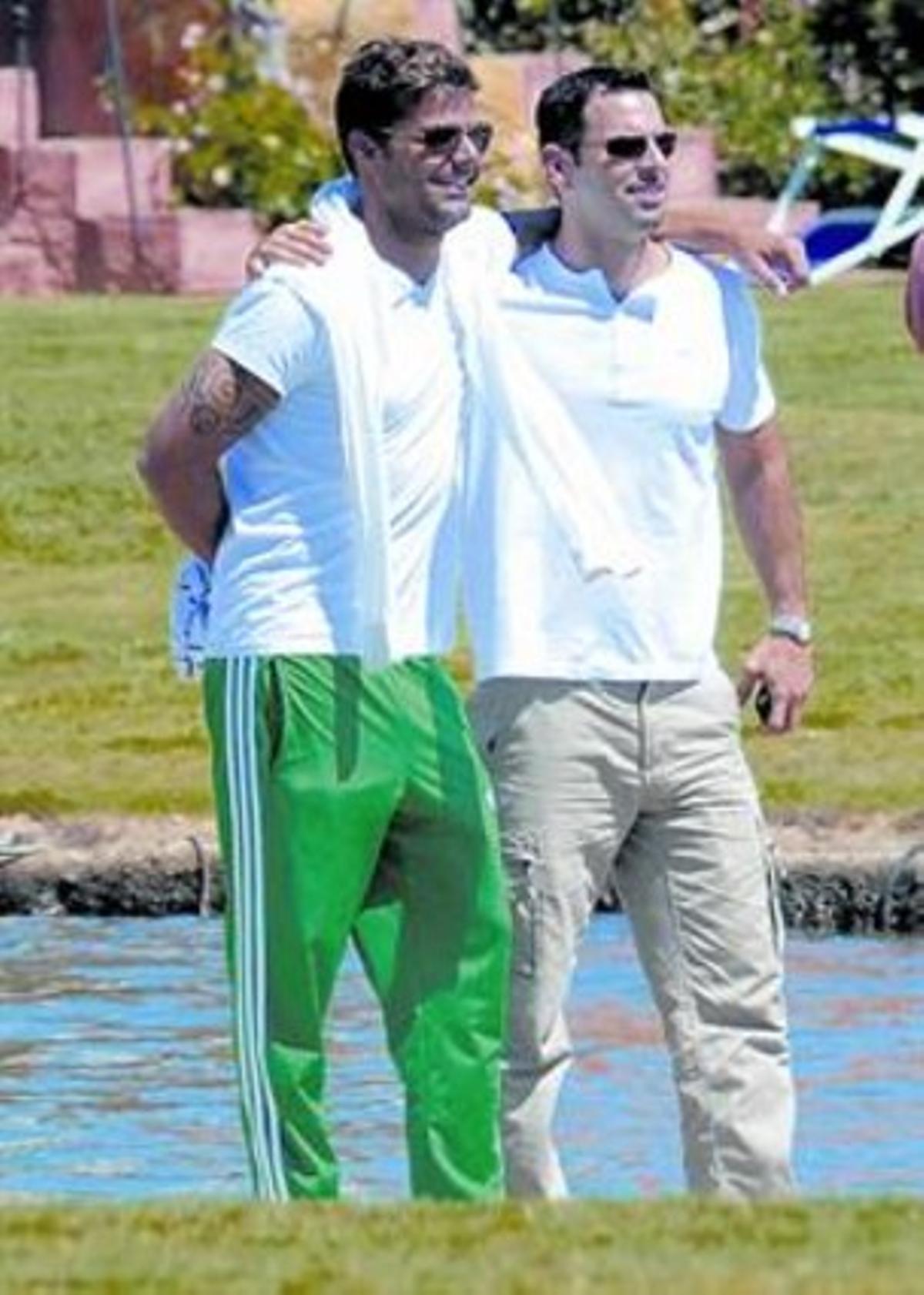 Ricky Martin i Carlos González Abella passegen a Sardenya el mes d’agost passat. Ricky Martin i Carlos González Abella passegen a Sardenya el mes d’agost passat.