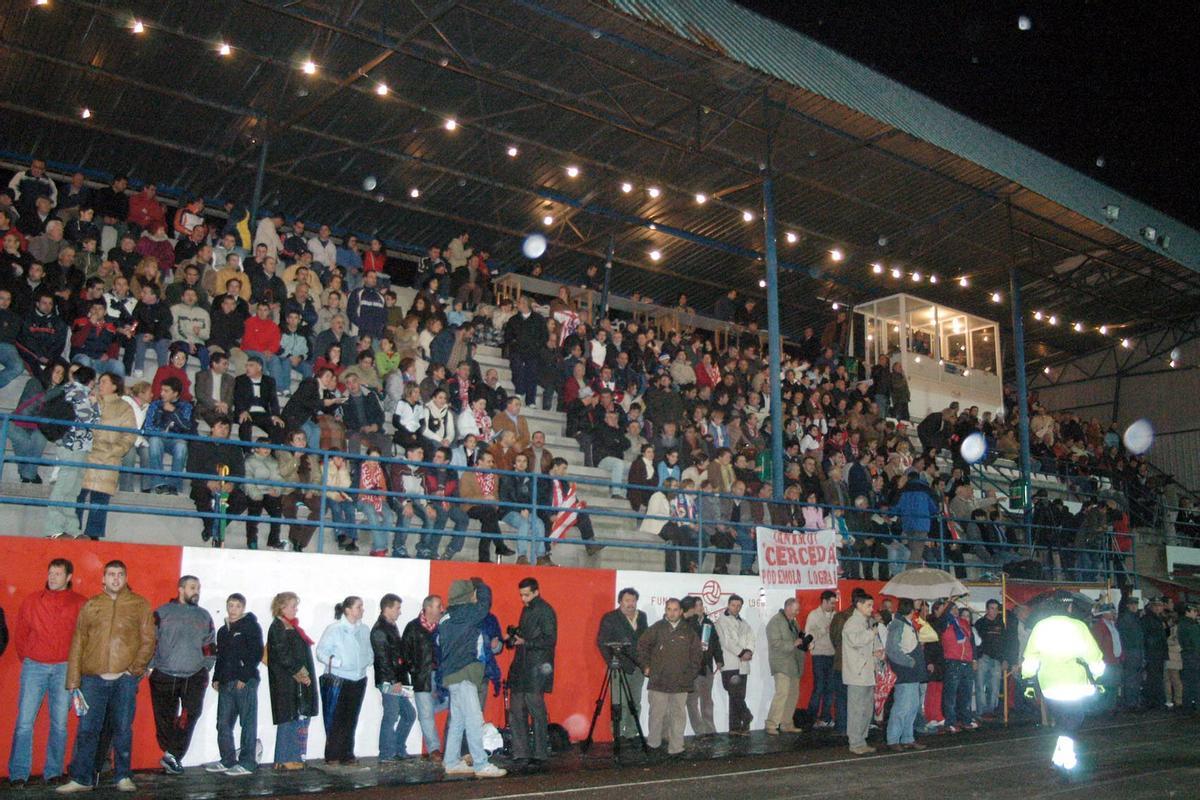 Aficionados en las gradas del campo de O Roxo durante el duelo entre el Cerceda y el Deportivo en la Copa del Rey.