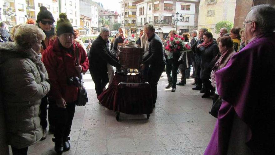 Los familiares portan el féretro de Javi el de la Pina antes de entrar en la iglesia.