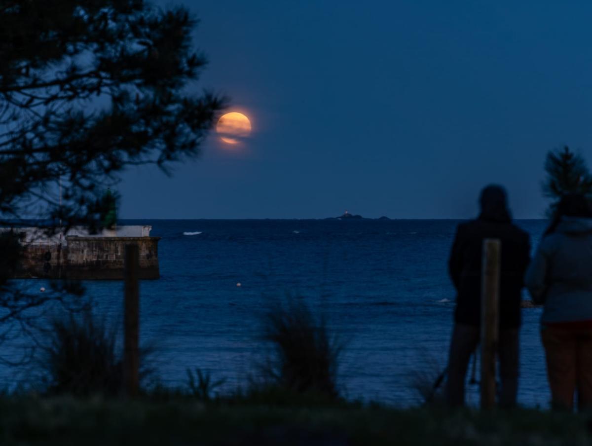 La luna rosa resplandece sobre Vigo