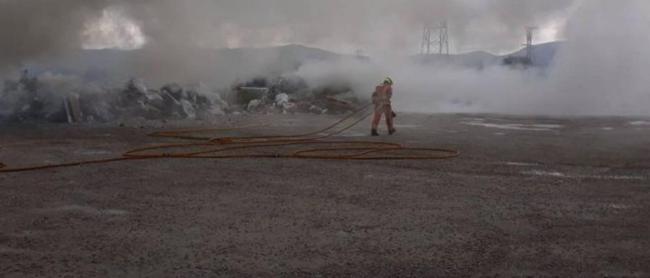 Un camión de basura arde en Montesa | CONSORCIBOMBERS