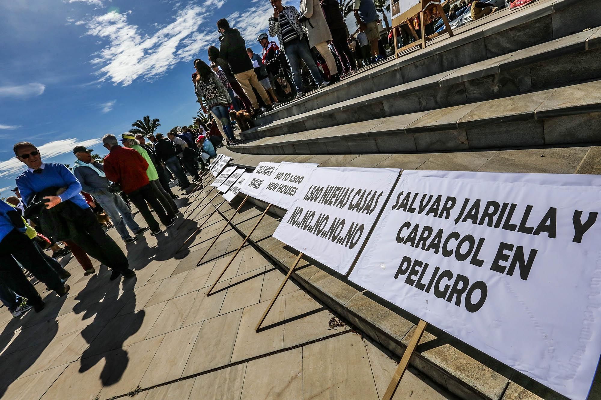 Pancartas de protesta que ponen de relieve la presencia de la Jarilla y el caracol en Cala Mosca.