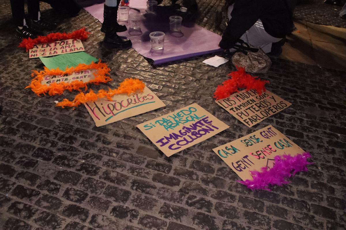 Cartells en contra de Collboni i de la policia arran de la nova ordenança de convivència