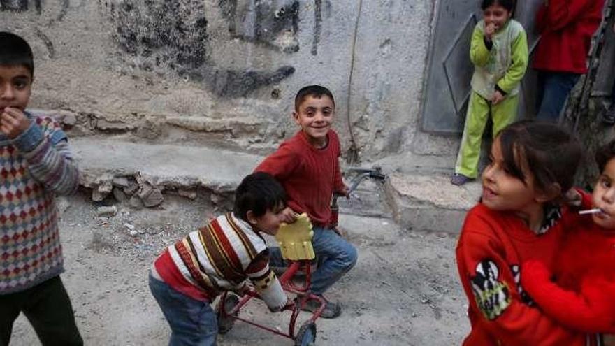 Niños jugando ayer en Damasco. // Efe