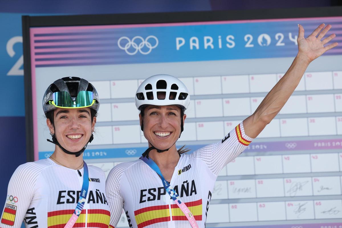 PMireia Benito Pellicer y Margarita Victoria Garcia antes de la salida de la carrera en ruta femenina de ciclismo en los Juegos Olímpicos París 2024.