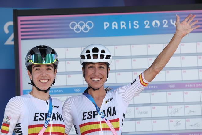 Mireia Benito Pellicer y Margarita Victoria Garcia antes de la salida de la carrera en ruta femenina de ciclismo en los Juegos Olímpicos París 2024.