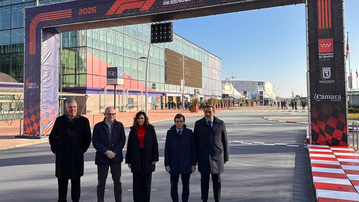 José Vicente de los Mozos, presidente de Ifema; Stefano Domenicali, CEO de la F1; Isabel Díaz Ayuso, presidenta de la Comunidad de Madrid; José Luis Martínez-Almeida, alcalde de Madrid; y José Manuel Rodríguez Uribes, presidente del CSD.