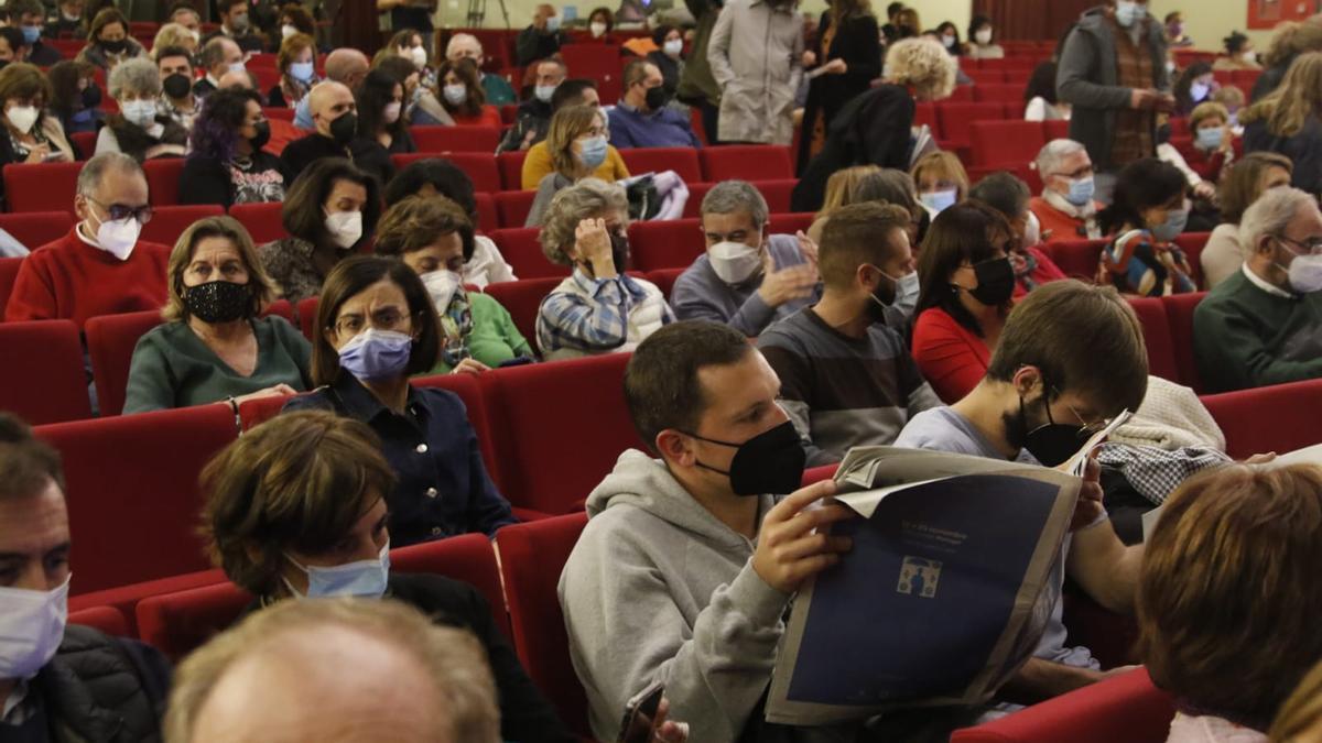 Espectadores en el Teatro Góngora en la inauguración de Cosmopoética.