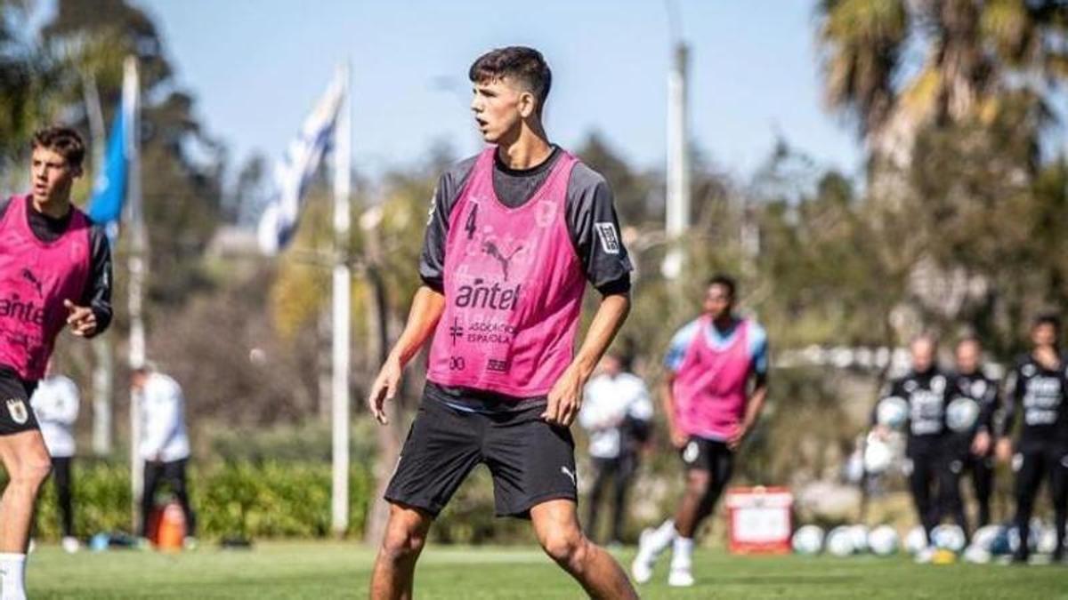 Facu en un entrenamiento con las inferiores de Uruguay